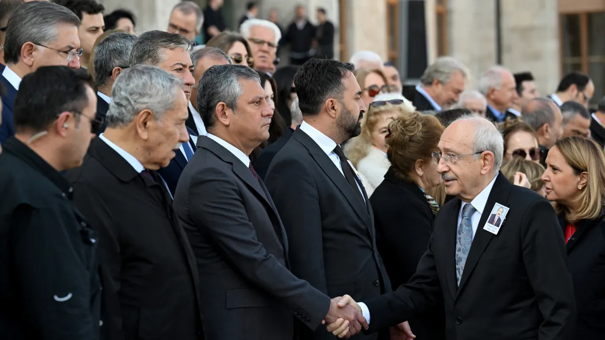 Özgür Özel ve Kemal Kılıçdaroğlu'ndan 'soğuk' tokalaşma: Yeni Parti - CHP kavgası sürerken dikkat çeken kare