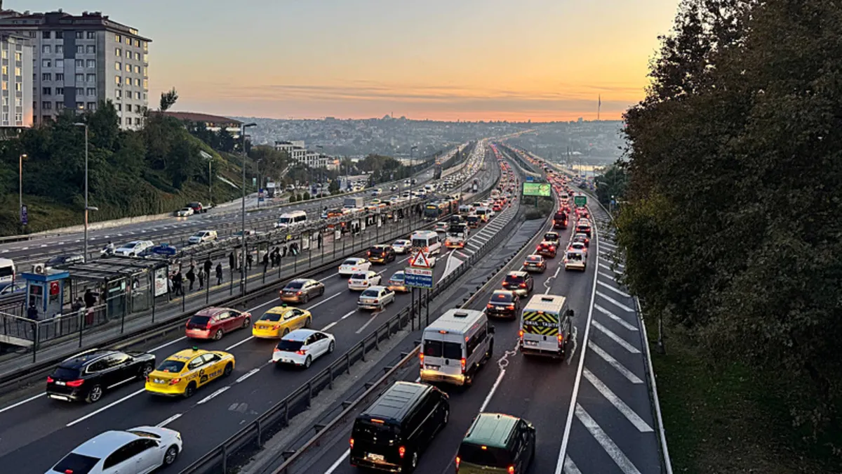 İstanbul'da trafik yine kilit! Yoğunluk yüzde 89'a ulaştı