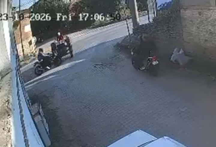 Motosiklet, traktöre ardından durağa çarptı; sürücünün ağır yaralandığı kaza kamerada